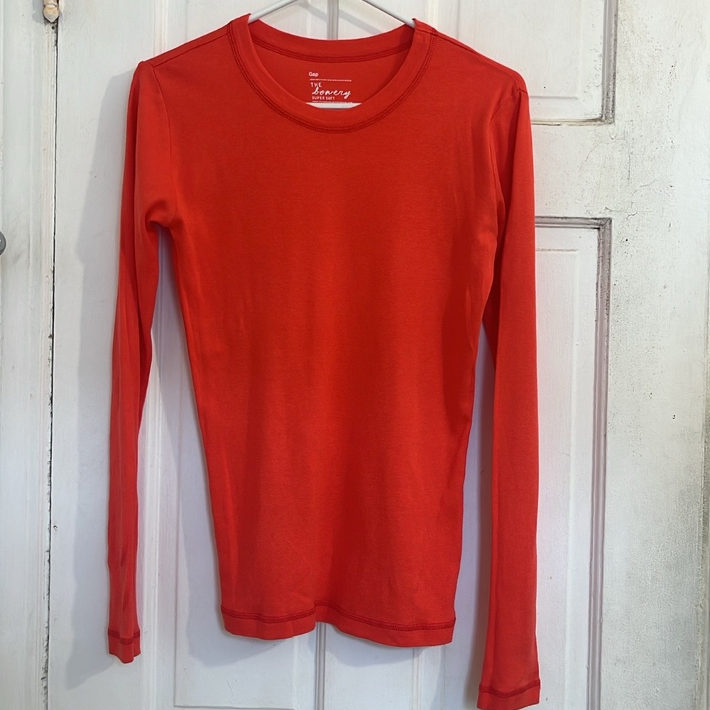 GAP women’s red long sleeve top in small